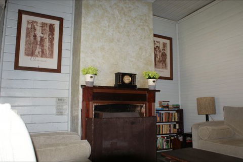 Moonan  Cottage - Dalby Accommodation 0