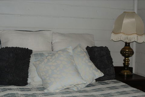 Moonan  Cottage - Dalby Accommodation 1