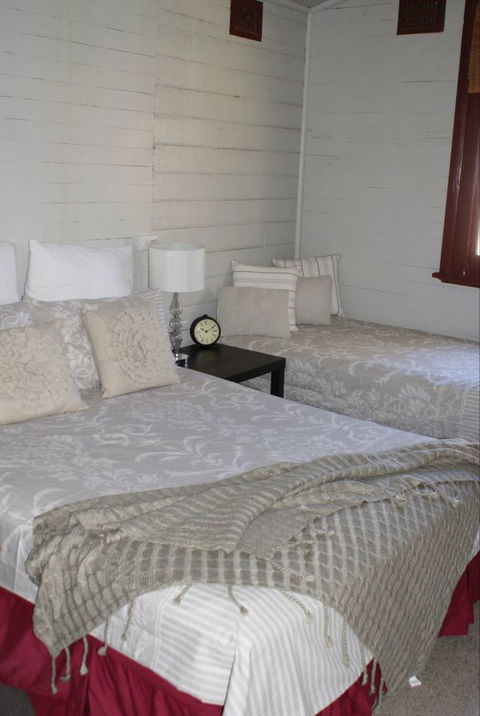 Moonan  Cottage - Dalby Accommodation 3