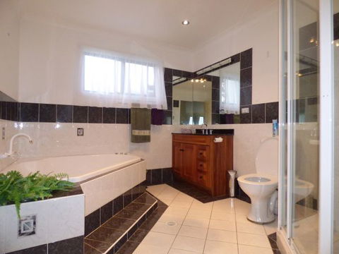 Palais D'Amor At Greenwell Point - Dalby Accommodation 137