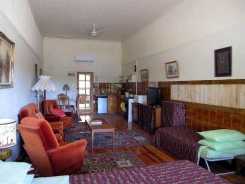 Carmines Antiques And Accommodation - Dalby Accommodation 1