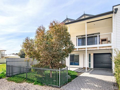 Century 21 SouthCoast: Bayside - Dalby Accommodation 1
