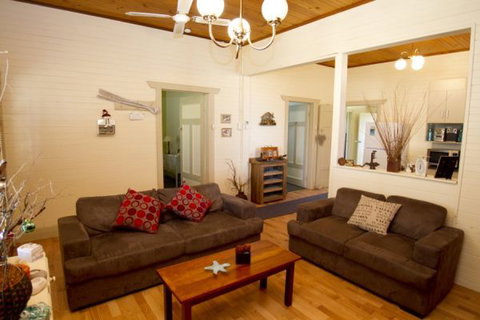 Anderl's Beach Cottage - Dalby Accommodation 2