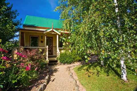 Autumn Abode Cottages - Dalby Accommodation 2