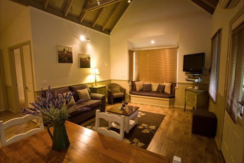 Autumn Abode Cottages - Dalby Accommodation 5