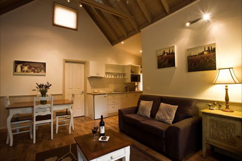 Autumn Abode Cottages - Dalby Accommodation 7