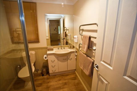 Autumn Abode Cottages - Dalby Accommodation 8