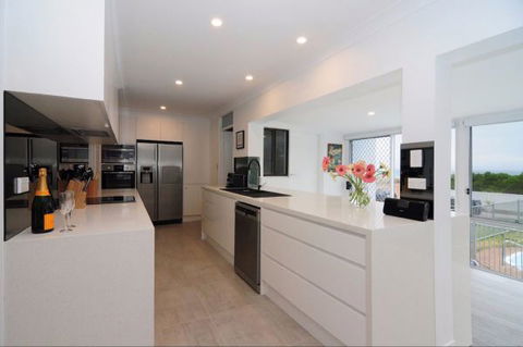 Bella Blu Beach House - Dalby Accommodation 2