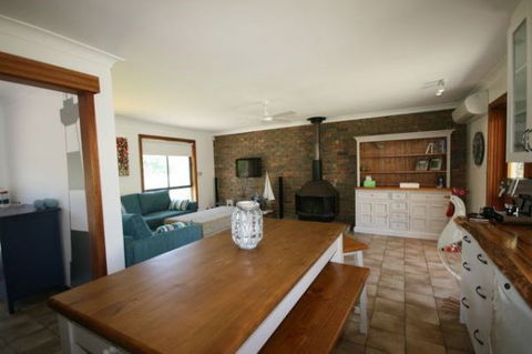LJ Hooker Goolwa Holiday Rentals - 15 Eaton Avenue, Goolwa Beach - Dalby Accommodation 1