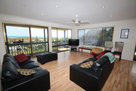 LJ Hooker Goolwa Holiday Rentals - 39 Bradford Road, Goolwa Beach - Dalby Accommodation 0