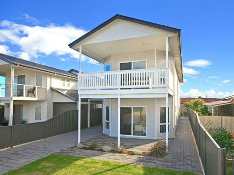Century 21 SouthCoast: White Caps - Dalby Accommodation 0