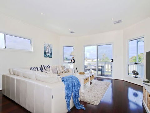 Century 21 SouthCoast: White Caps - Dalby Accommodation 1