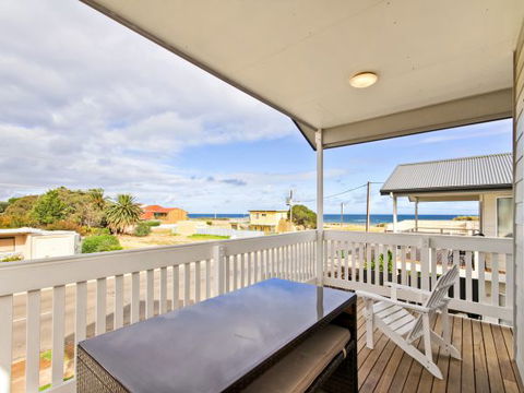 Century 21 SouthCoast: White Caps - Dalby Accommodation 3