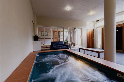 Eugenie's Luxury Accommodation - Dalby Accommodation 7