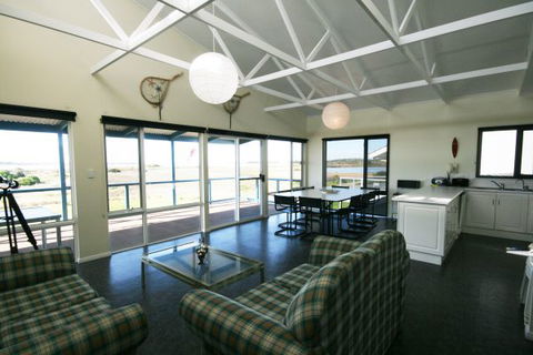 LJ Hooker Goolwa Holiday Rentals - 25 Barrage Road, Goolwa South - Dalby Accommodation 1