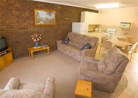 Carn Court Holiday Apartments - Dalby Accommodation 1