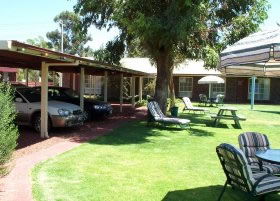 Carn Court Holiday Apartments - Dalby Accommodation 4