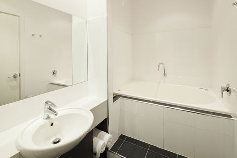 BEST WESTERN PLUS Ballarat Suites - Dalby Accommodation 4