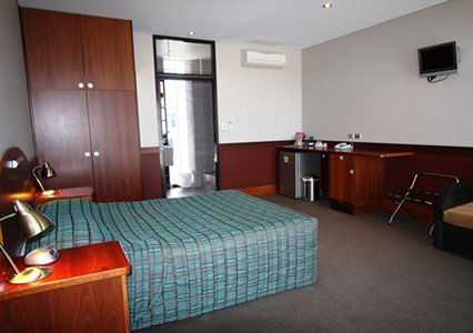 Highlander Hotel Bar Kitchen Rooftop - Dalby Accommodation 2