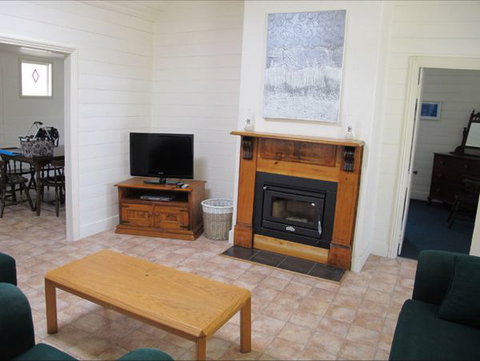 Holly's Holiday Home - Dalby Accommodation 3