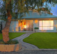 17 QED Lakehouse - Dalby Accommodation