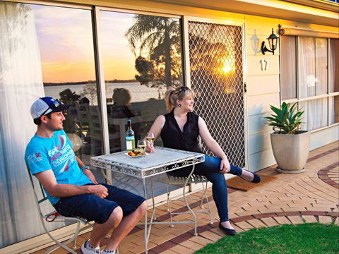 17 QED Lakehouse - Dalby Accommodation 1