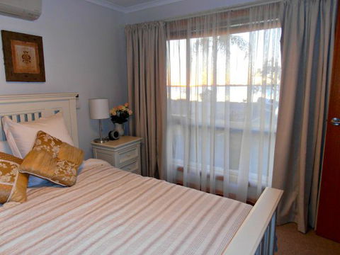 17 QED Lakehouse - Dalby Accommodation 3