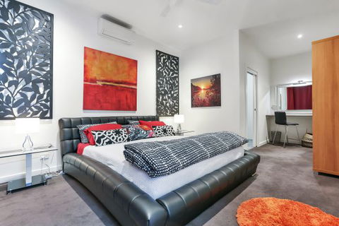 Barossa White House: The West Wing - Dalby Accommodation 1