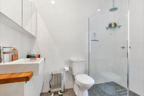 Barossa White House: The West Wing - Dalby Accommodation 3