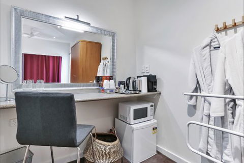 Barossa White House: The West Wing - Dalby Accommodation 6