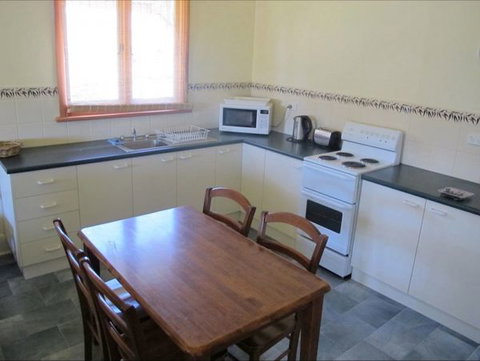 Ellison's Holiday Home - Dalby Accommodation 1