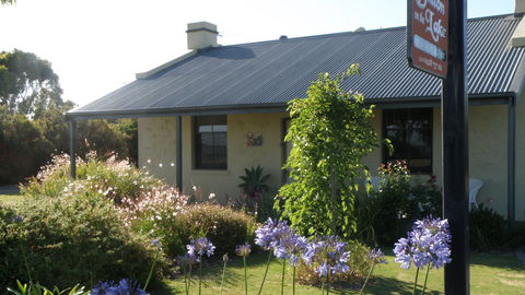 Dalton On The Lake - Dalby Accommodation 0