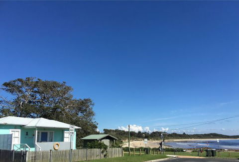 Aurora Beachfront Cottage - Dalby Accommodation 6
