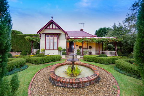 Barnsley House Beechworth - Dalby Accommodation 5