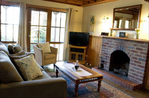 Beechworth Camellia Cottage - Dalby Accommodation 2