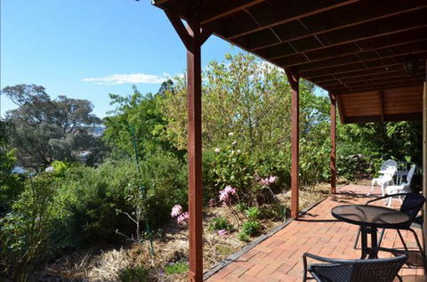 Beechworth Camellia Cottage - Dalby Accommodation 1