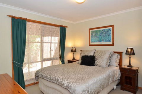 Beechworth Camellia Cottage - Dalby Accommodation 4