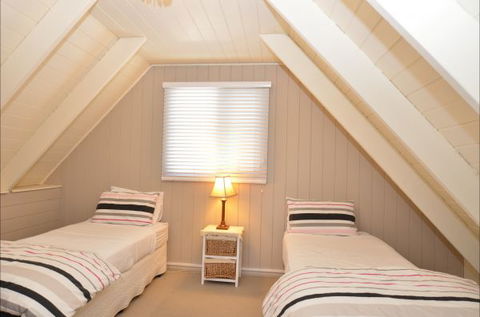 Beechworth Camellia Cottage - Dalby Accommodation 5