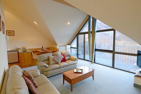 Falls Creek Country Club - Dalby Accommodation 4