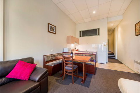 Falls Creek Country Club - Dalby Accommodation 7