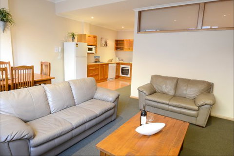 Falls Creek Country Club - Dalby Accommodation 9