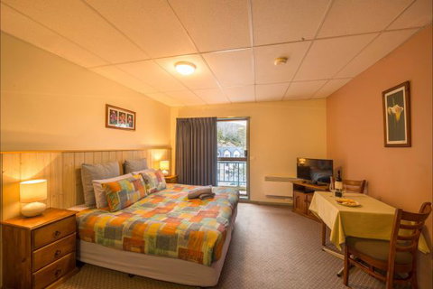 Falls Creek Country Club - Dalby Accommodation 8