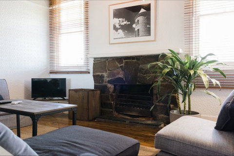 Mount Ophir Estate - The Gatehouse - Dalby Accommodation 0