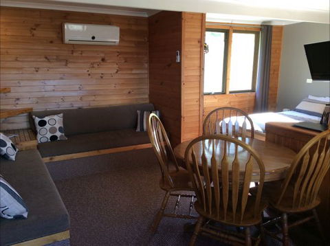 Mole Creek Cabins - Dalby Accommodation 5