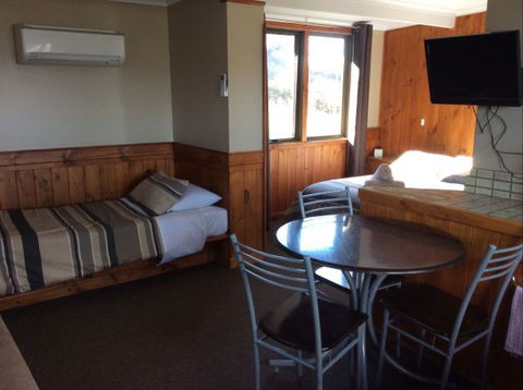 Mole Creek Cabins - Dalby Accommodation 7