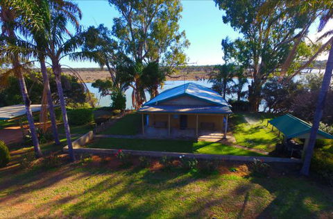 Mundic Waterfront Cottages - Dalby Accommodation 2