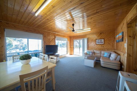Mundic Waterfront Cottages - Dalby Accommodation 6