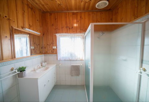 Mundic Waterfront Cottages - Dalby Accommodation 9