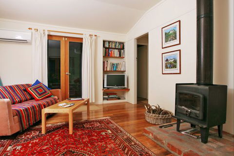 Oakhill Cottage - Dalby Accommodation 1