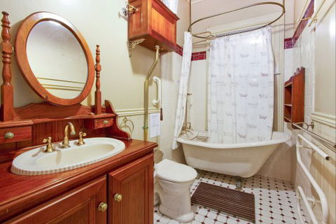 Plynlimmon: The Cottage At Kurrajong - Dalby Accommodation 6